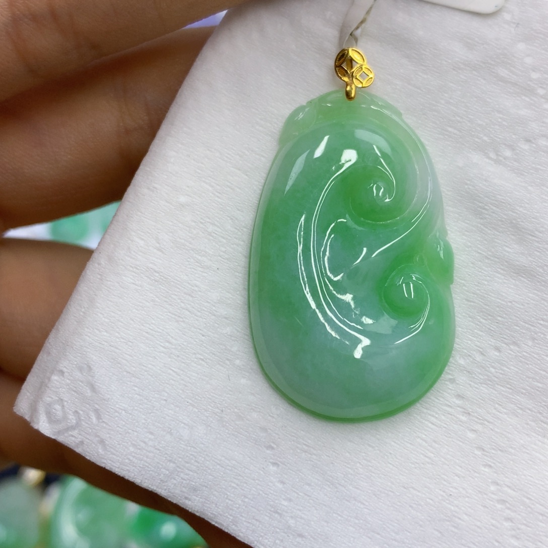 翡翠18K金镶嵌颈饰