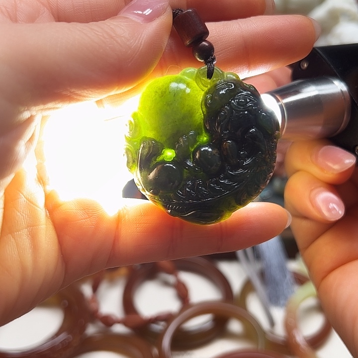 蛇纹石玉吊坠未镶嵌