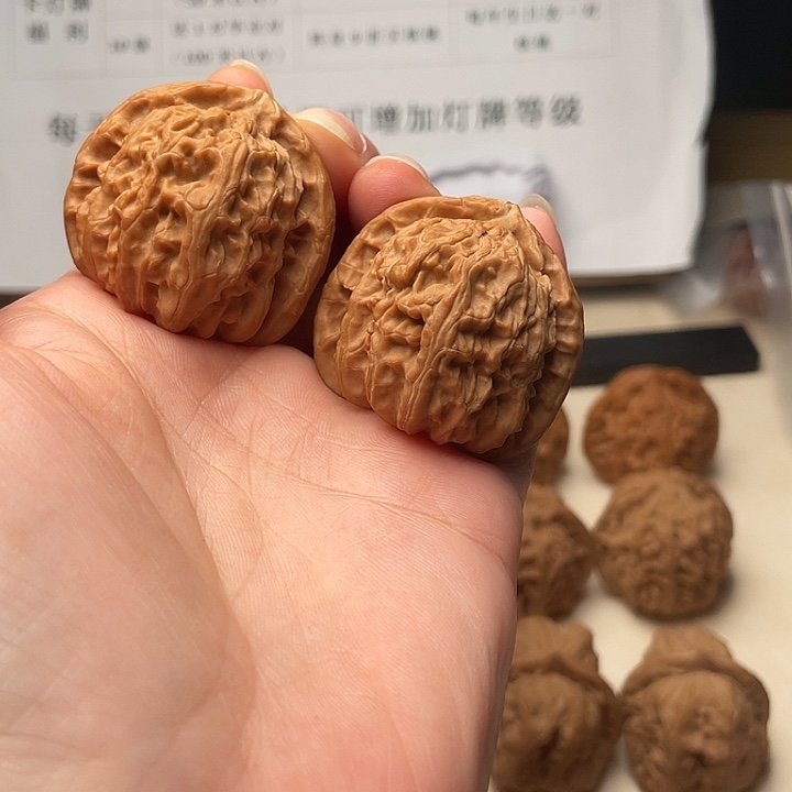 文玩核桃吊坠三角白