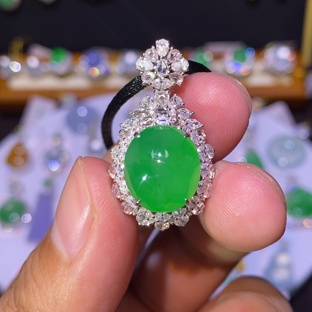 【闪购商品】吊坠(不含链)18K金镶嵌翡翠