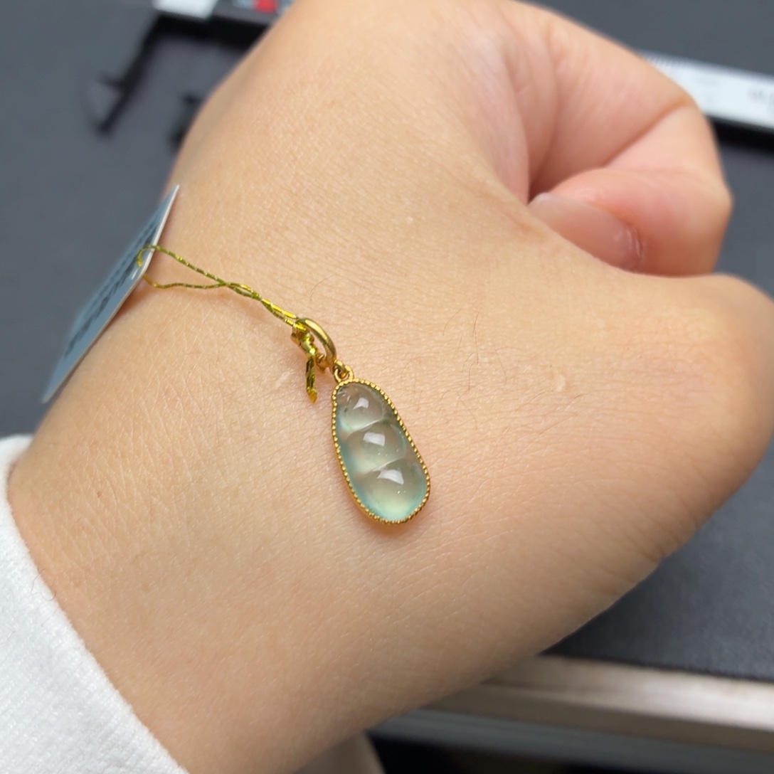 翡翠18K金镶嵌颈饰