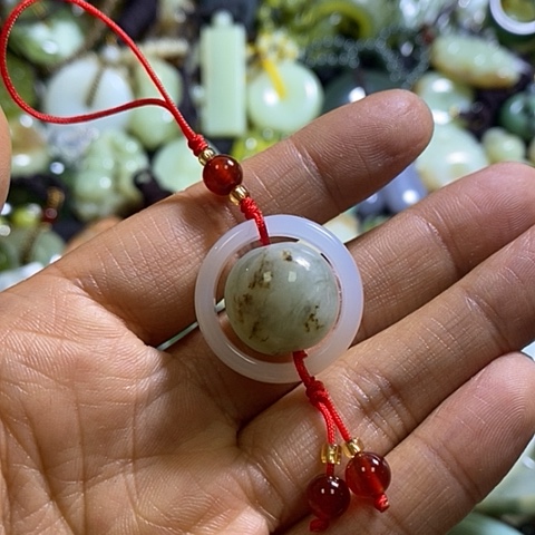 岫玉未镶嵌手机挂件一个