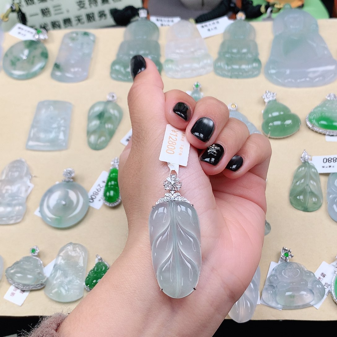 翡翠颈饰18K金镶嵌叶子