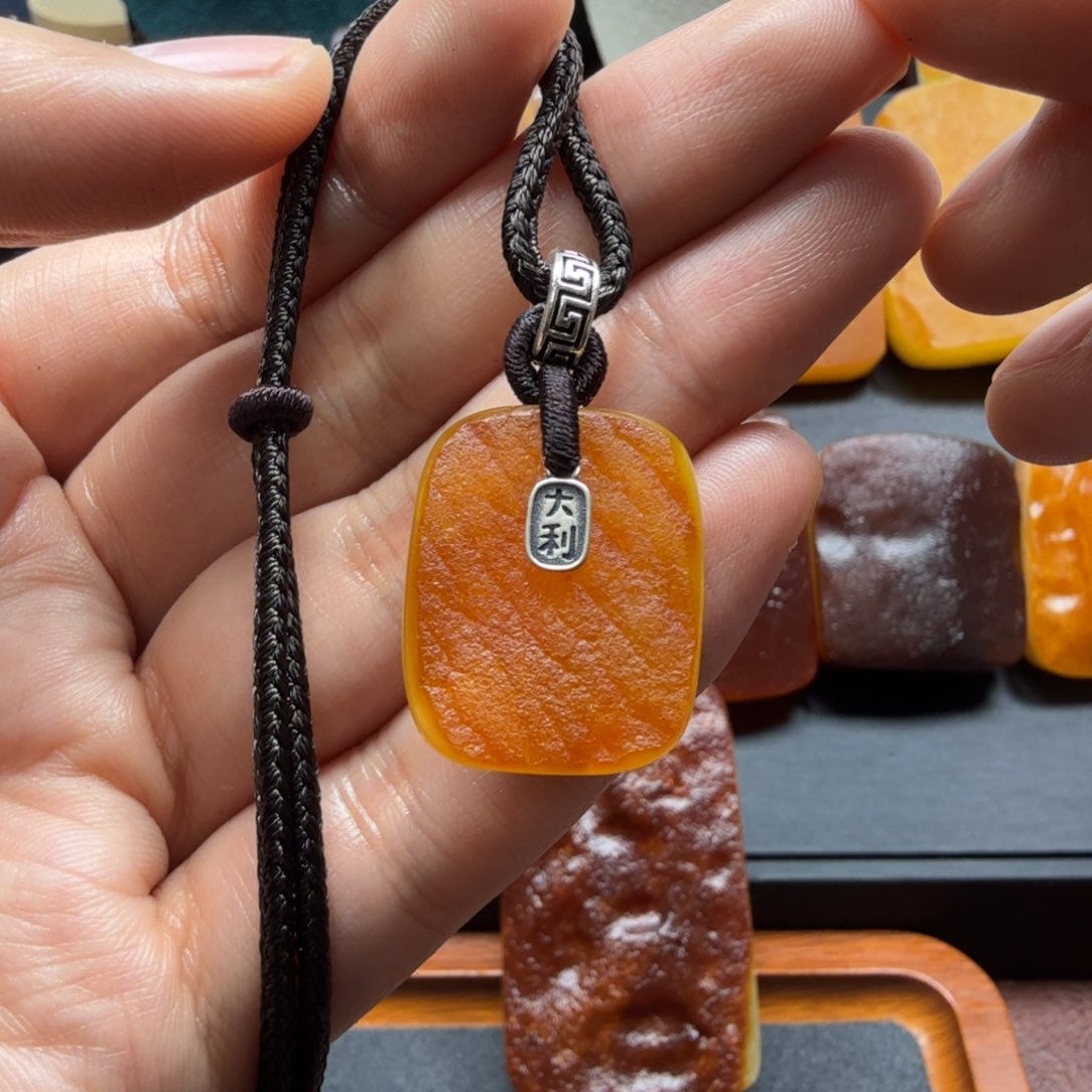 琥珀吊坠(赠链)未镶嵌