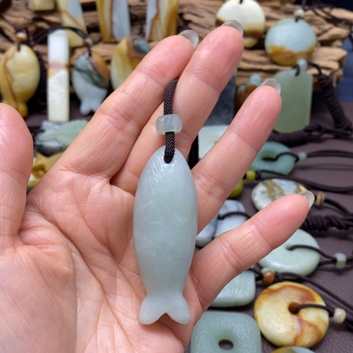 一***舟蛇纹石玉未镶嵌颈饰