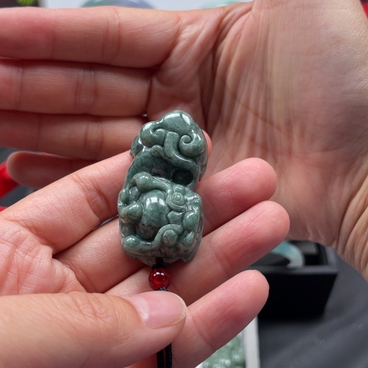 幸***们翡翠未镶嵌颈饰挂件