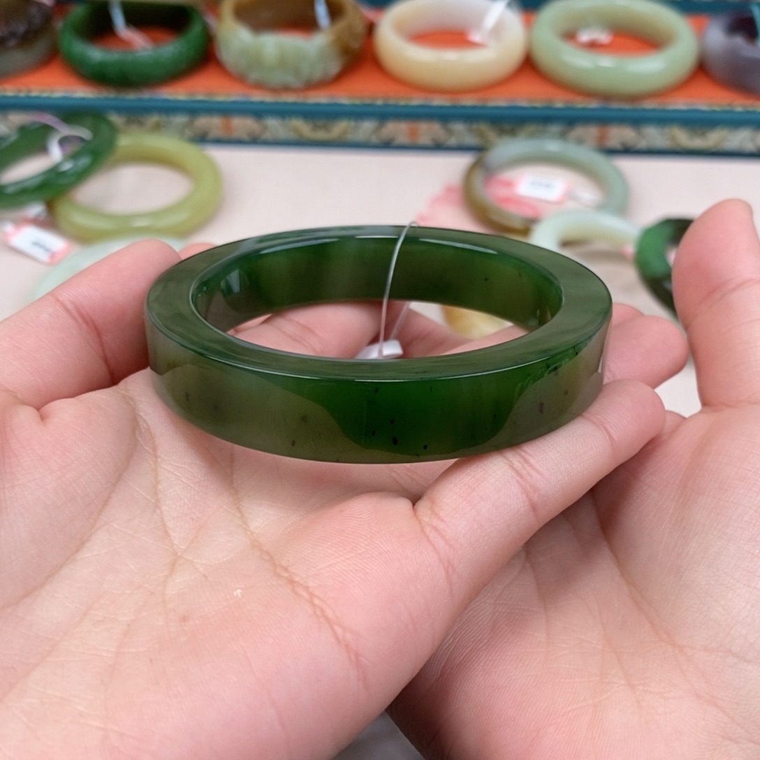 给***间和田玉未镶嵌手镯