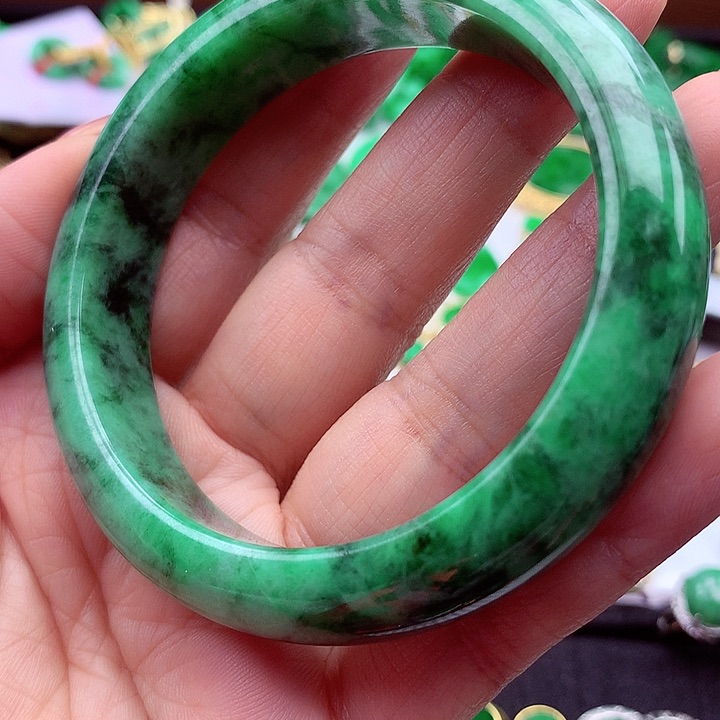 翡翠手镯未镶嵌翡翠