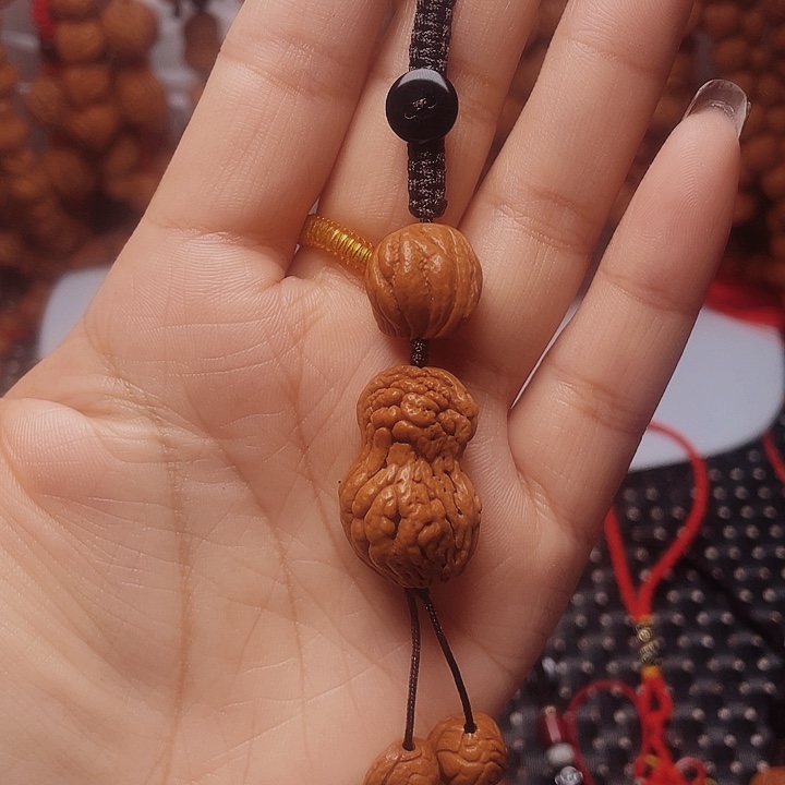 木质类龙纹桃枭挂件