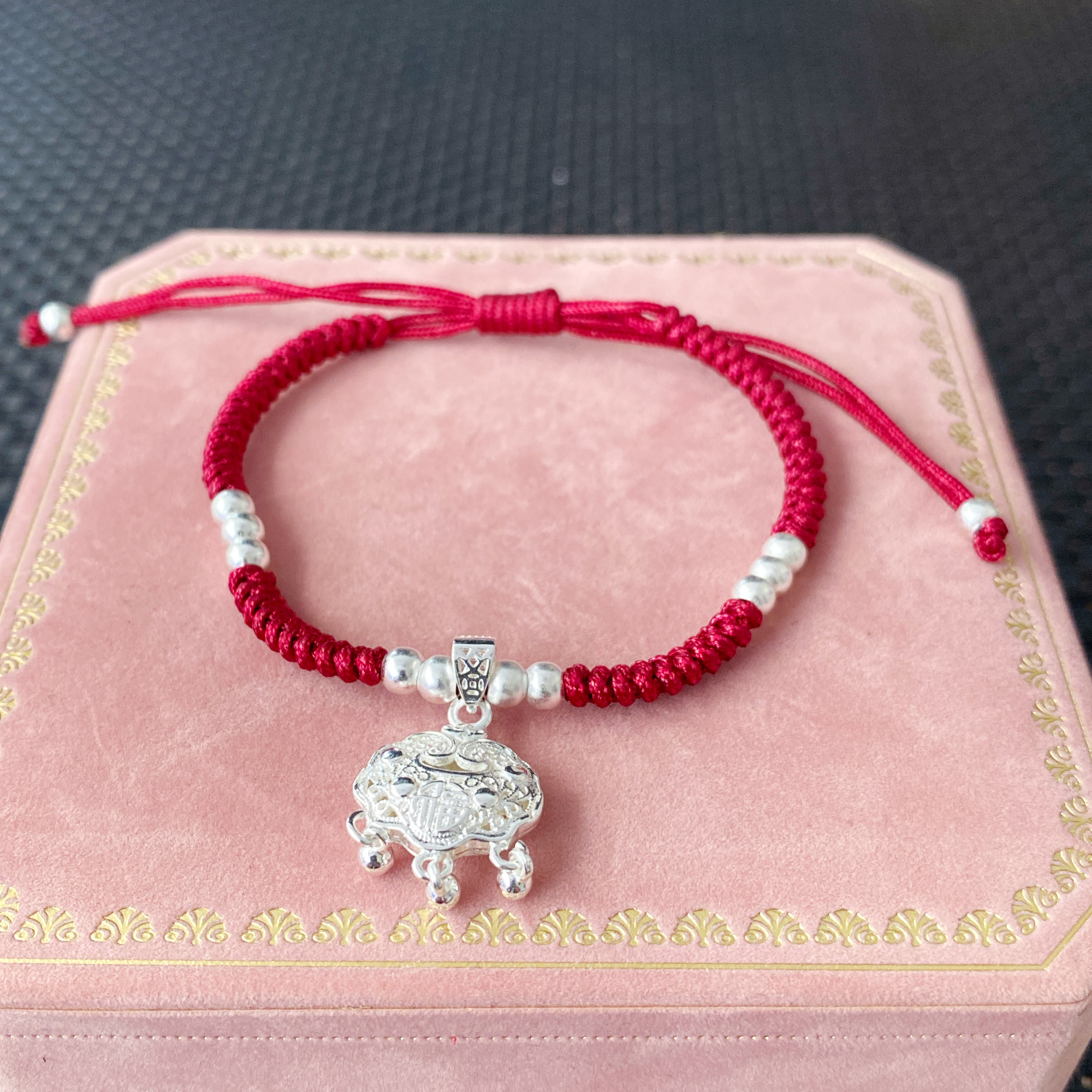 7002祥云锁红绳手链 无礼盒