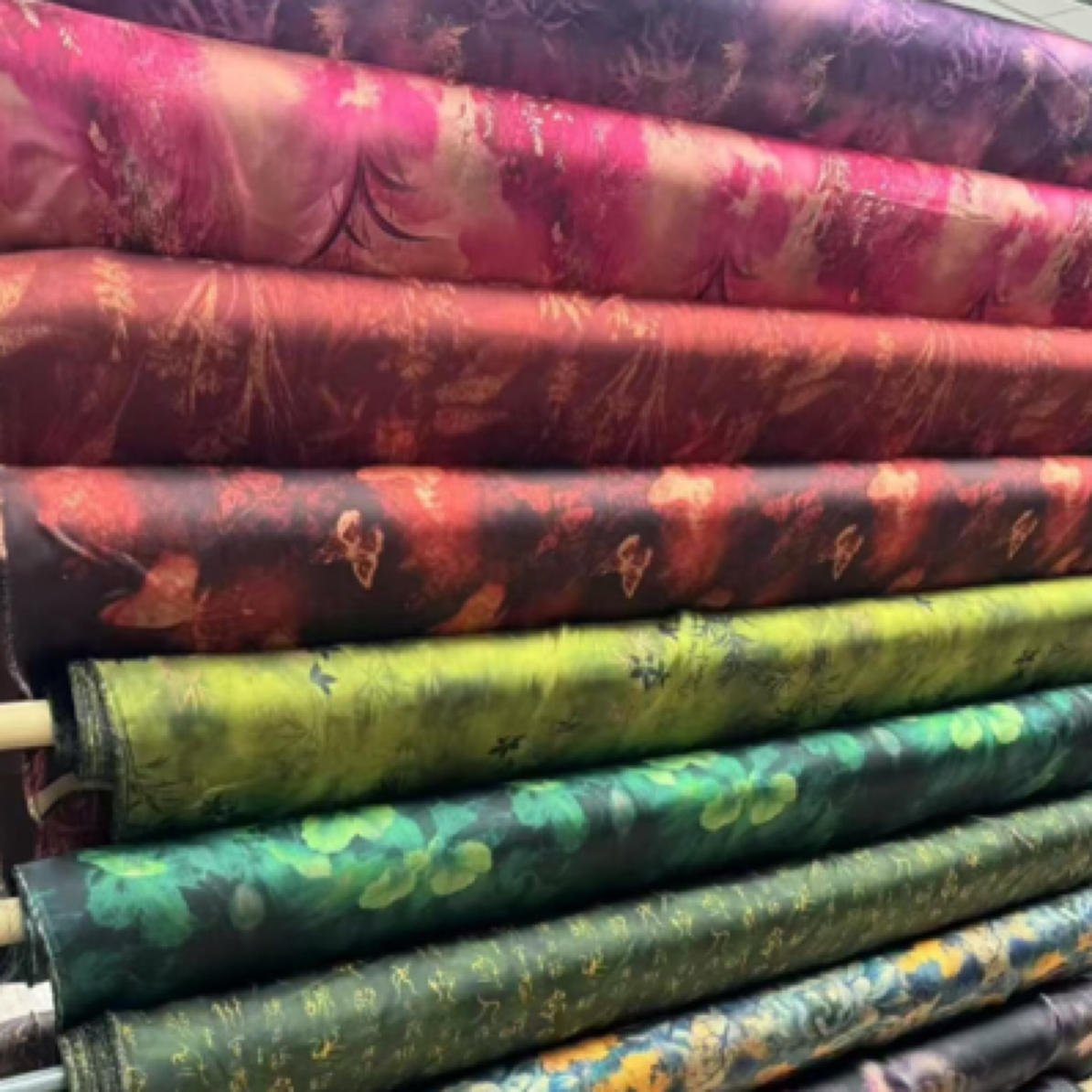   (千色纺织)真丝香云纱提花花萝，门幅1.4米