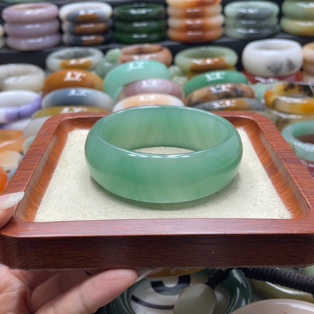 石英岩玉未镶嵌手镯