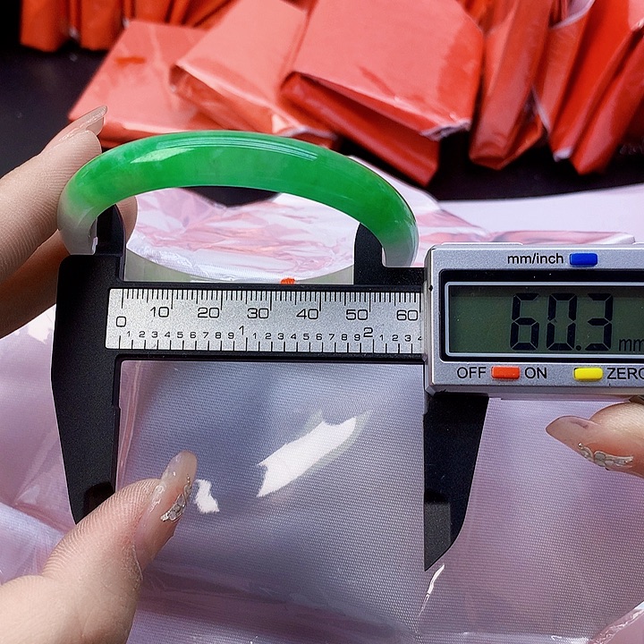 翡翠手镯未镶嵌102。  