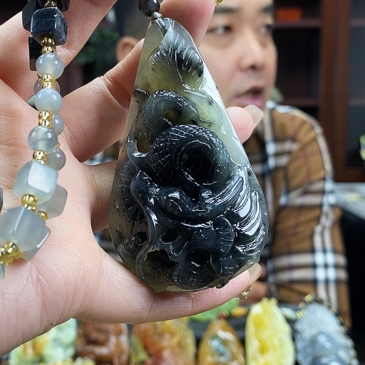 蛇纹石玉吊坠未镶嵌