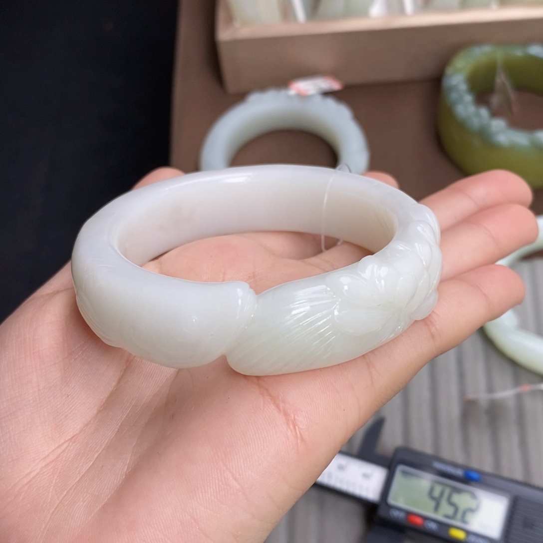 一***水和田玉未镶嵌手镯