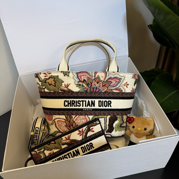 95新/迪奥/包包/市场价32000/250611YX0034