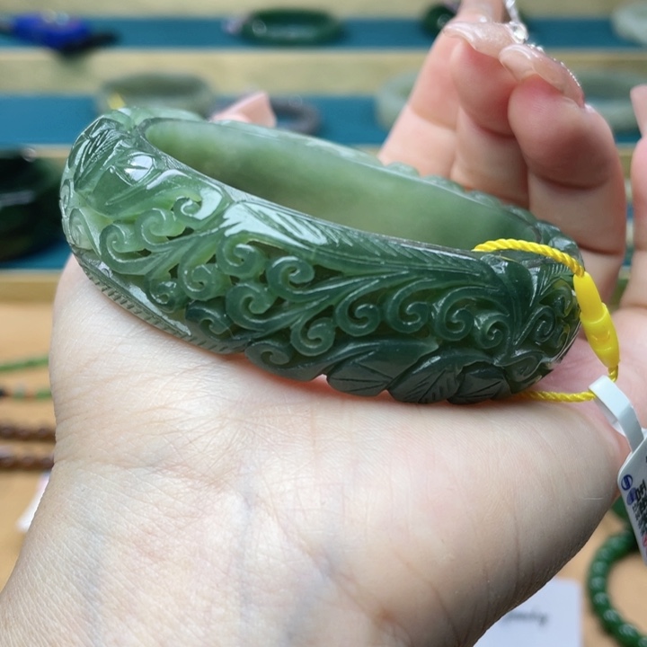 和田玉手镯59圈口。编号108未镶嵌