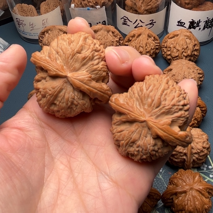 文玩核桃吊坠43白狮子
