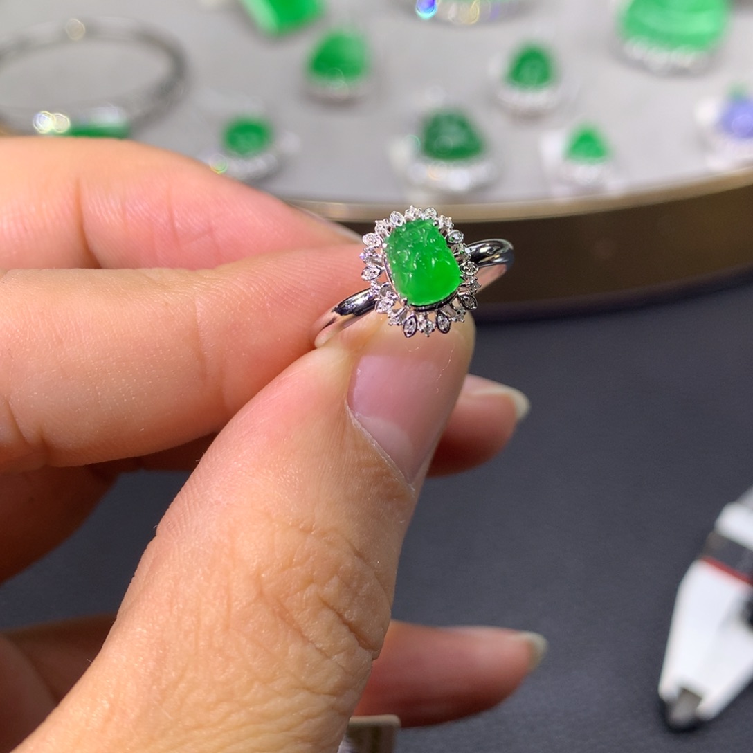 翡翠戒指18K金镶嵌翡翠