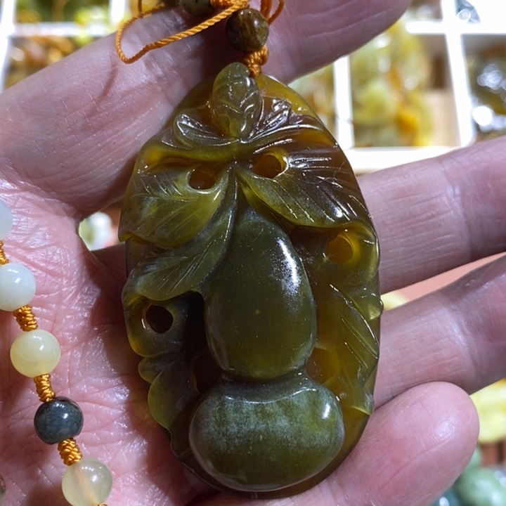 蛇纹石玉颈饰未镶嵌