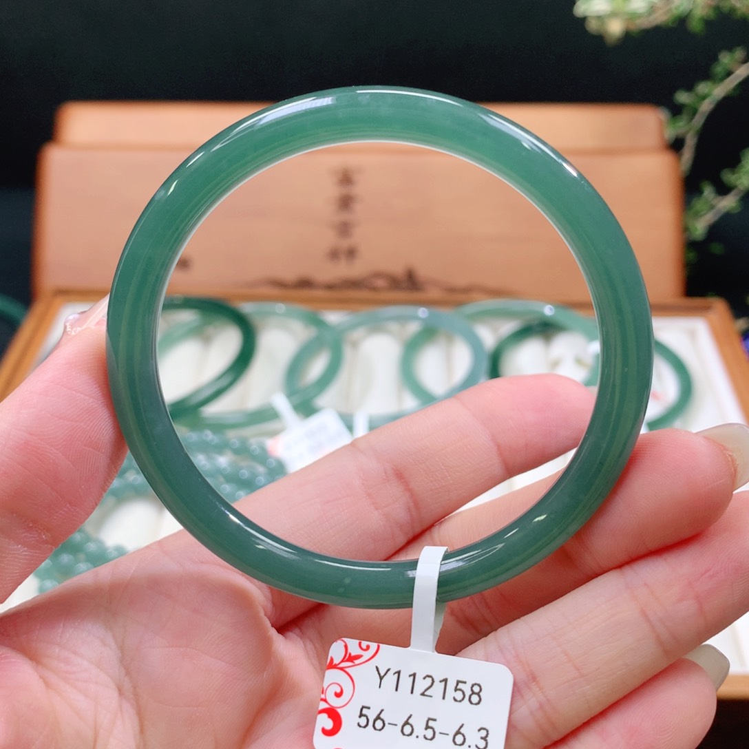 翡翠手镯未镶嵌天然