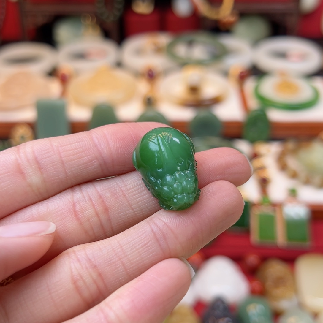 和田玉挂件未镶嵌人****?