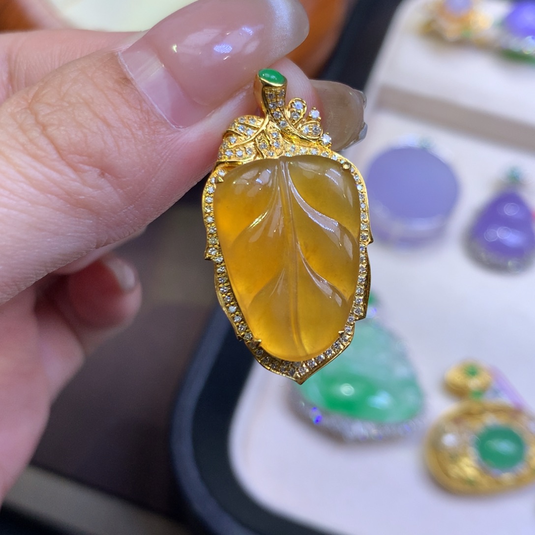 翡翠18K金镶嵌颈饰