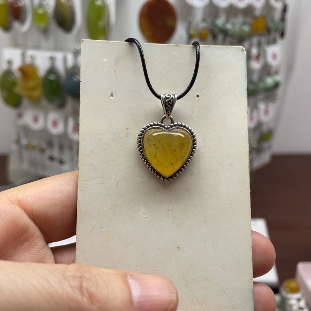 蛇纹石玉未镶嵌耳坠