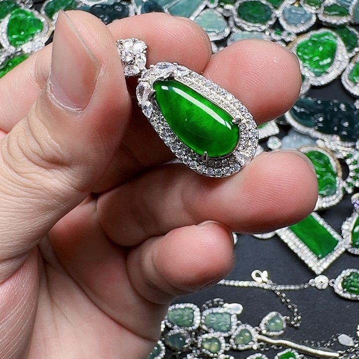 翡翠颈饰未镶嵌天然A货翡翠放漏