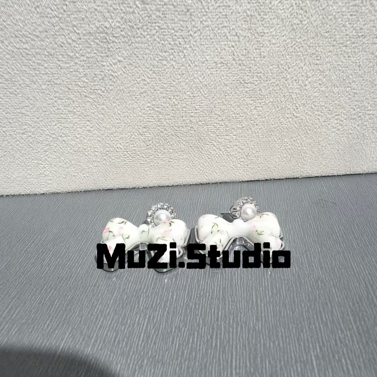 黄铜仿珍珠耳饰 白色炫彩蝴蝶结挂坠耳钉