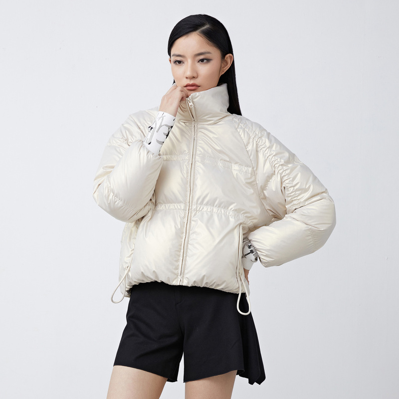 圣迪奥女装时尚休闲高领抽绳飘带宽松不规则短款羽绒服S21482402