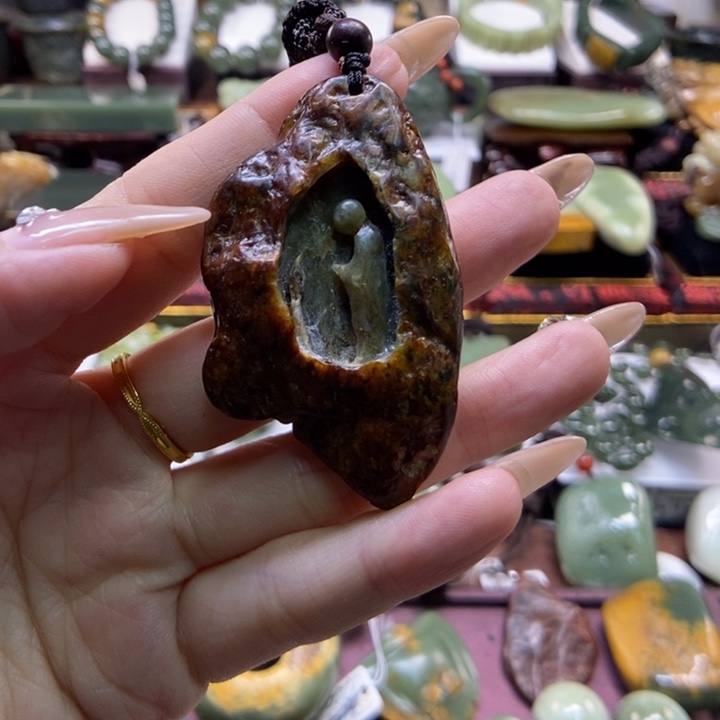 颈饰未镶嵌岫岩河磨玉（透闪石质玉）