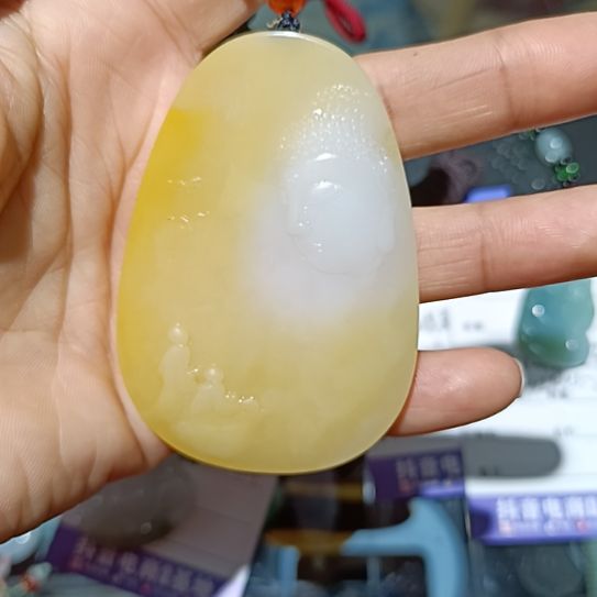 石英质玉（黄龙玉）颈饰未镶嵌