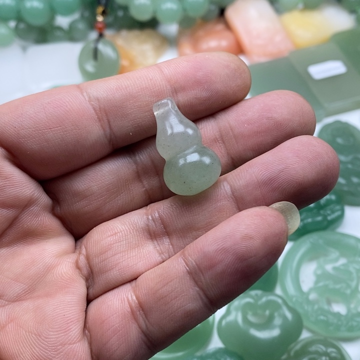 东陵石颈饰未镶嵌