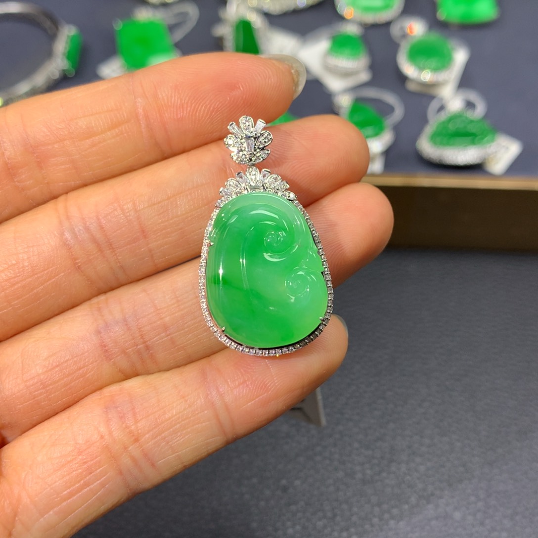 翡翠颈饰18K金镶嵌翡翠