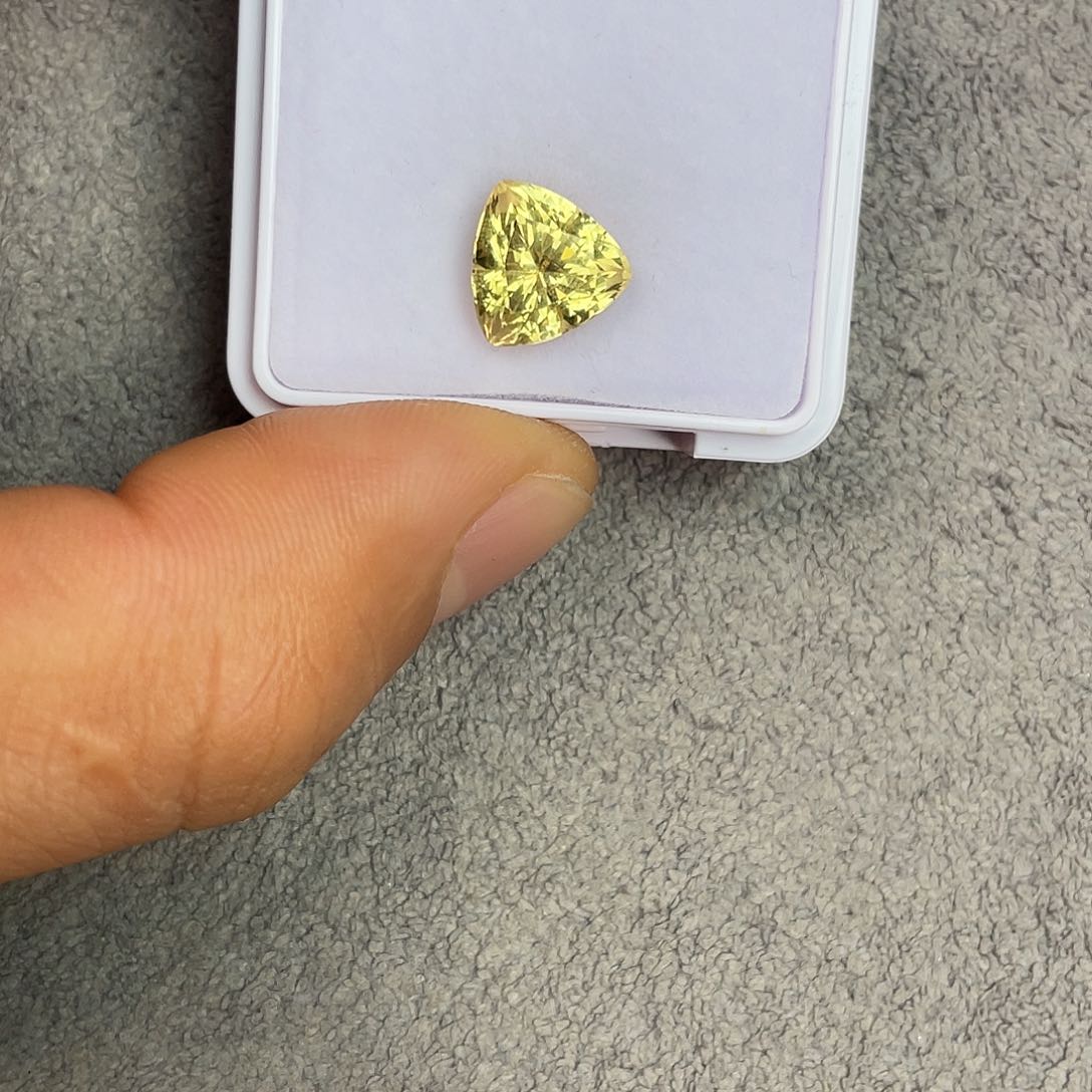绿柱石裸石未镶嵌3.95Ct。