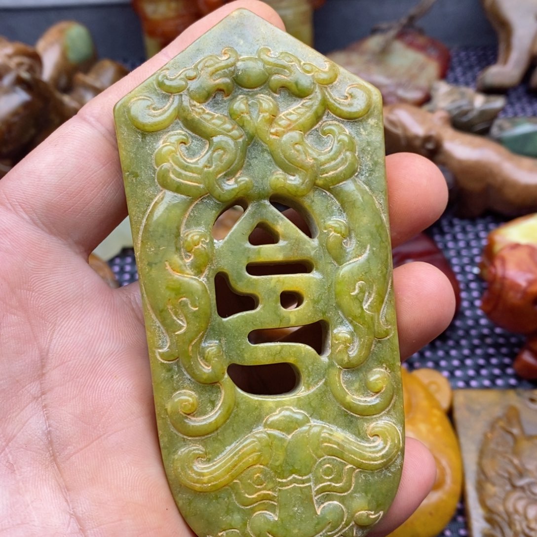 蛇纹石玉颈饰未镶嵌