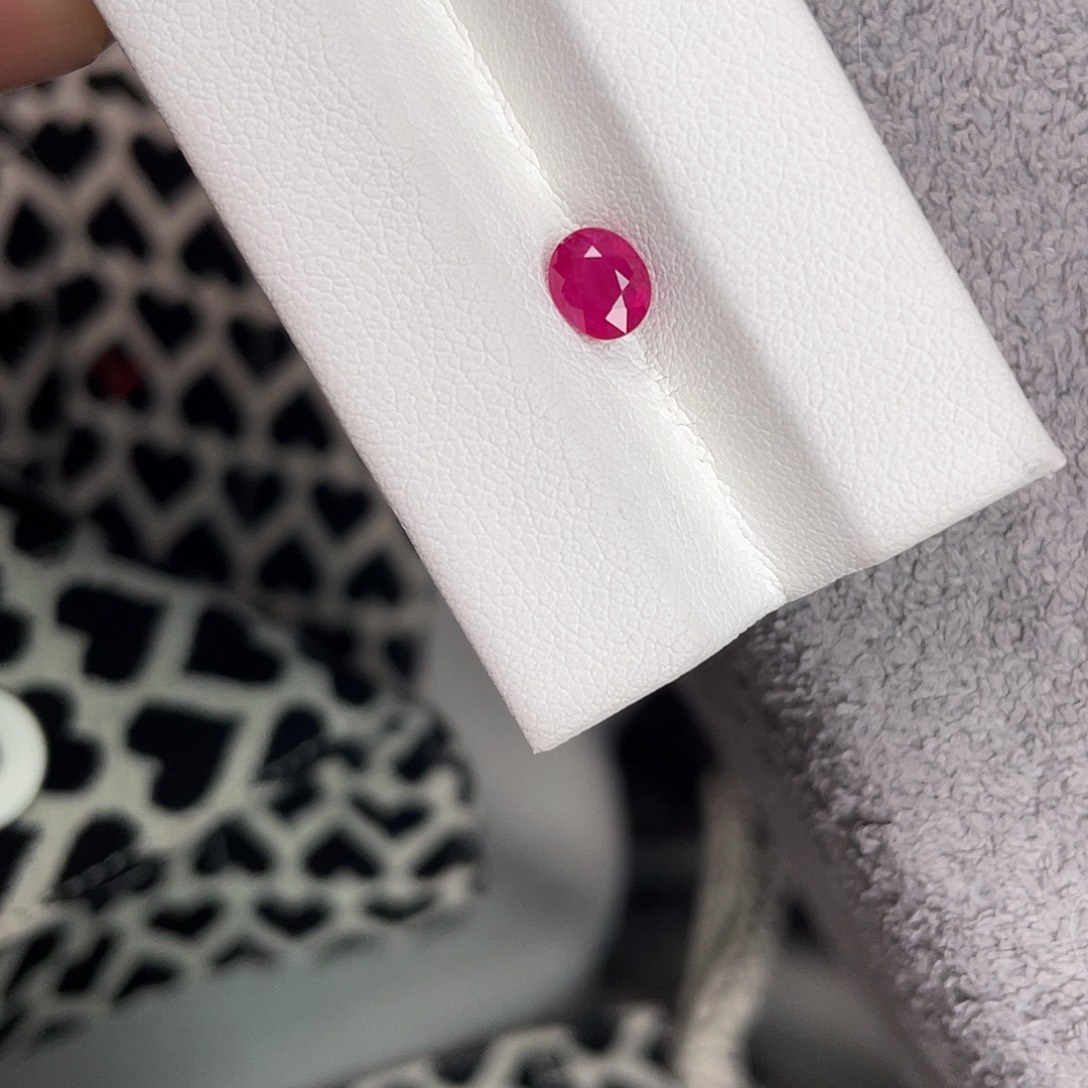 红宝石裸石未镶嵌0.997Ct。  