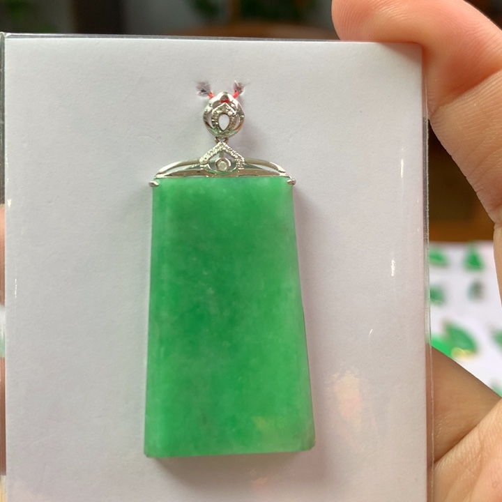 翡翠18K金镶嵌颈饰翡翠吊坠