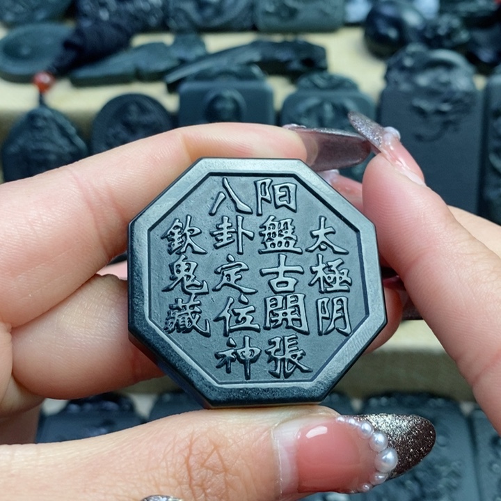 和田玉（青玉）颈饰未镶嵌双面雕刻
