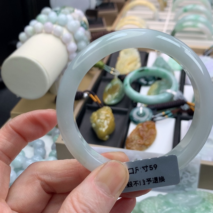 翡翠手镯未镶嵌吊坠