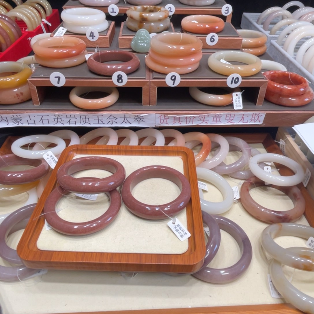 B***娇石英岩玉未镶嵌手镯