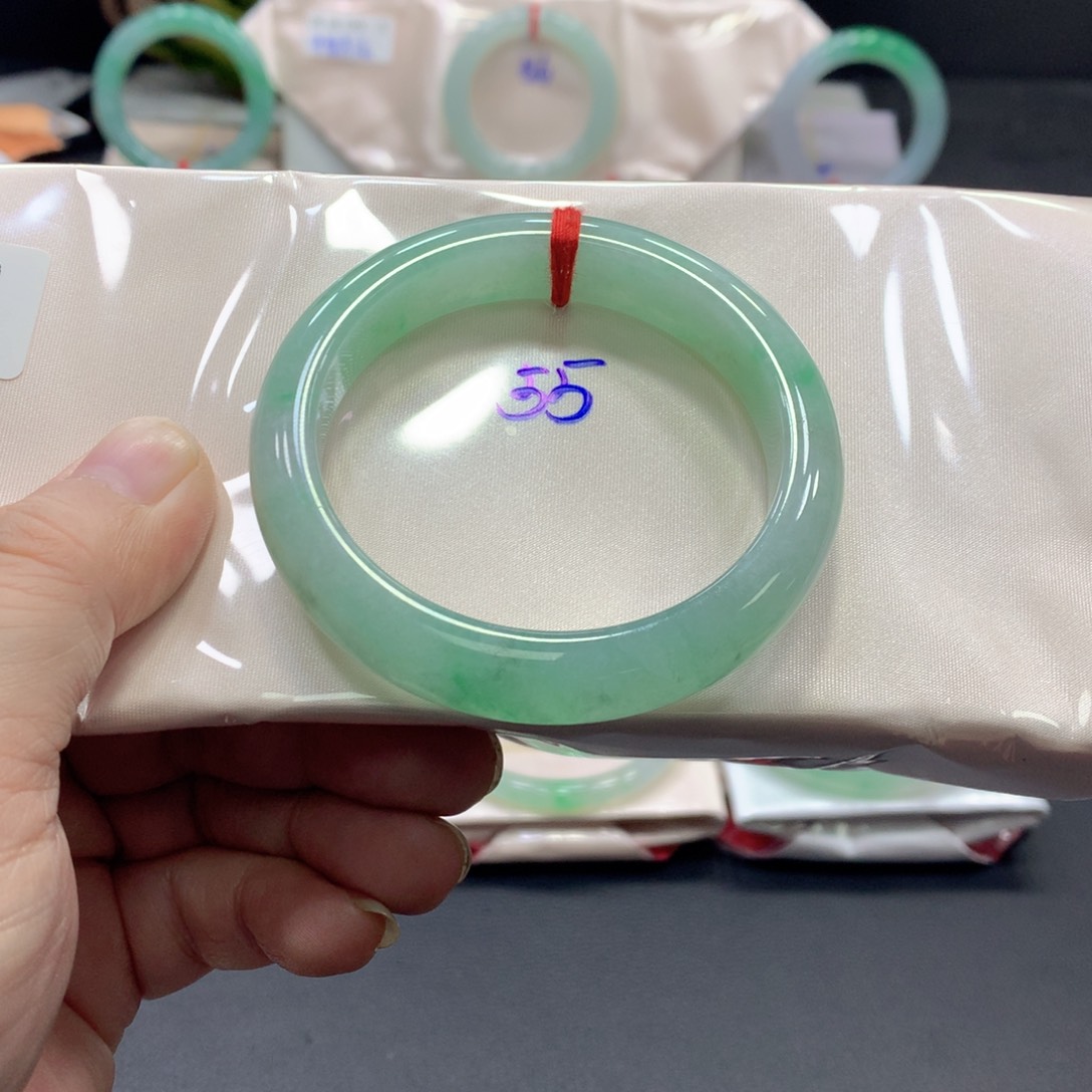 翡翠手镯未镶嵌55圈口