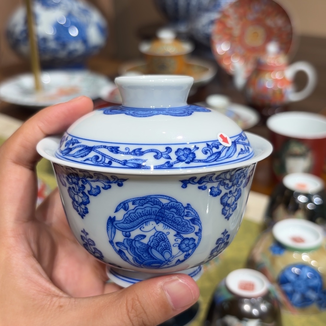 刘***娃瓷不退不换 瑕 团蝶盖碗