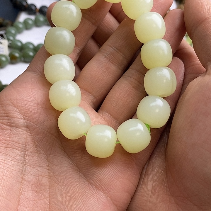 未镶嵌透闪石质玉珠宝奇石