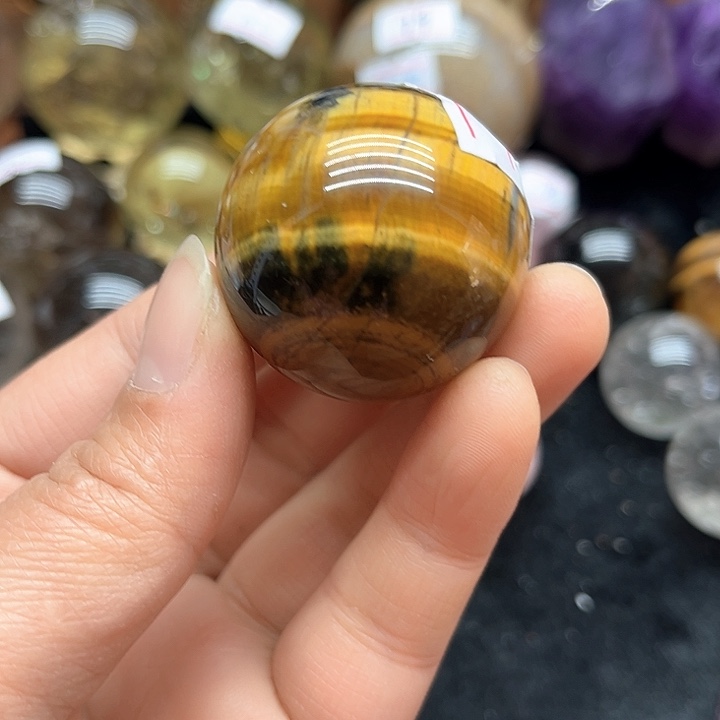 水晶63克黄虎晶球未镶嵌