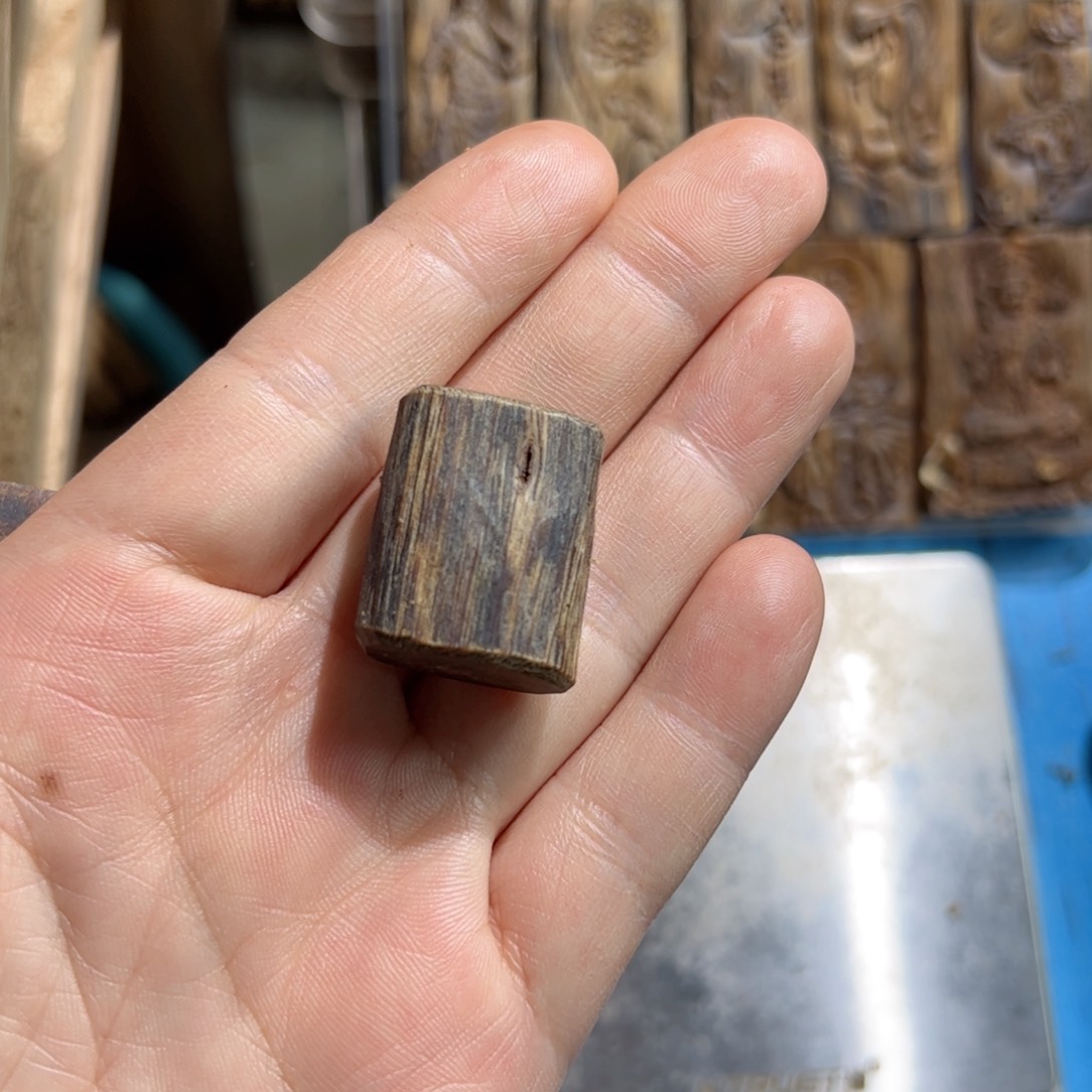 沉香吊坠乌身素牌4.2克