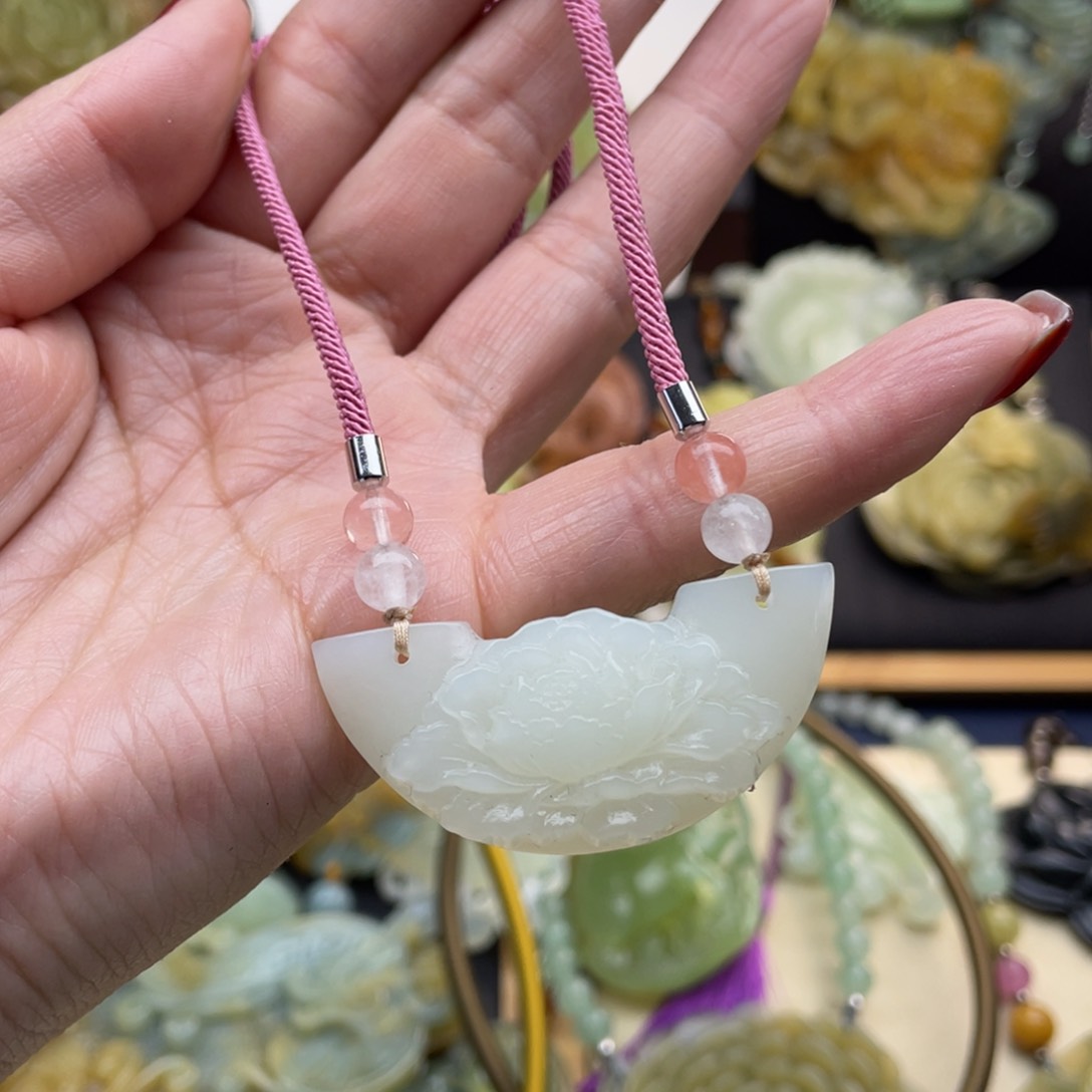 蛇纹石玉颈饰未镶嵌