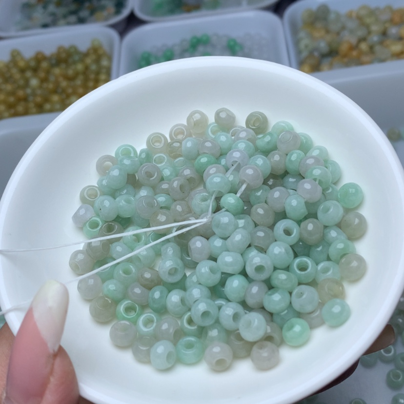 【闪购商品】翡翠手链未镶嵌卡5*6.3绿白大孔30个