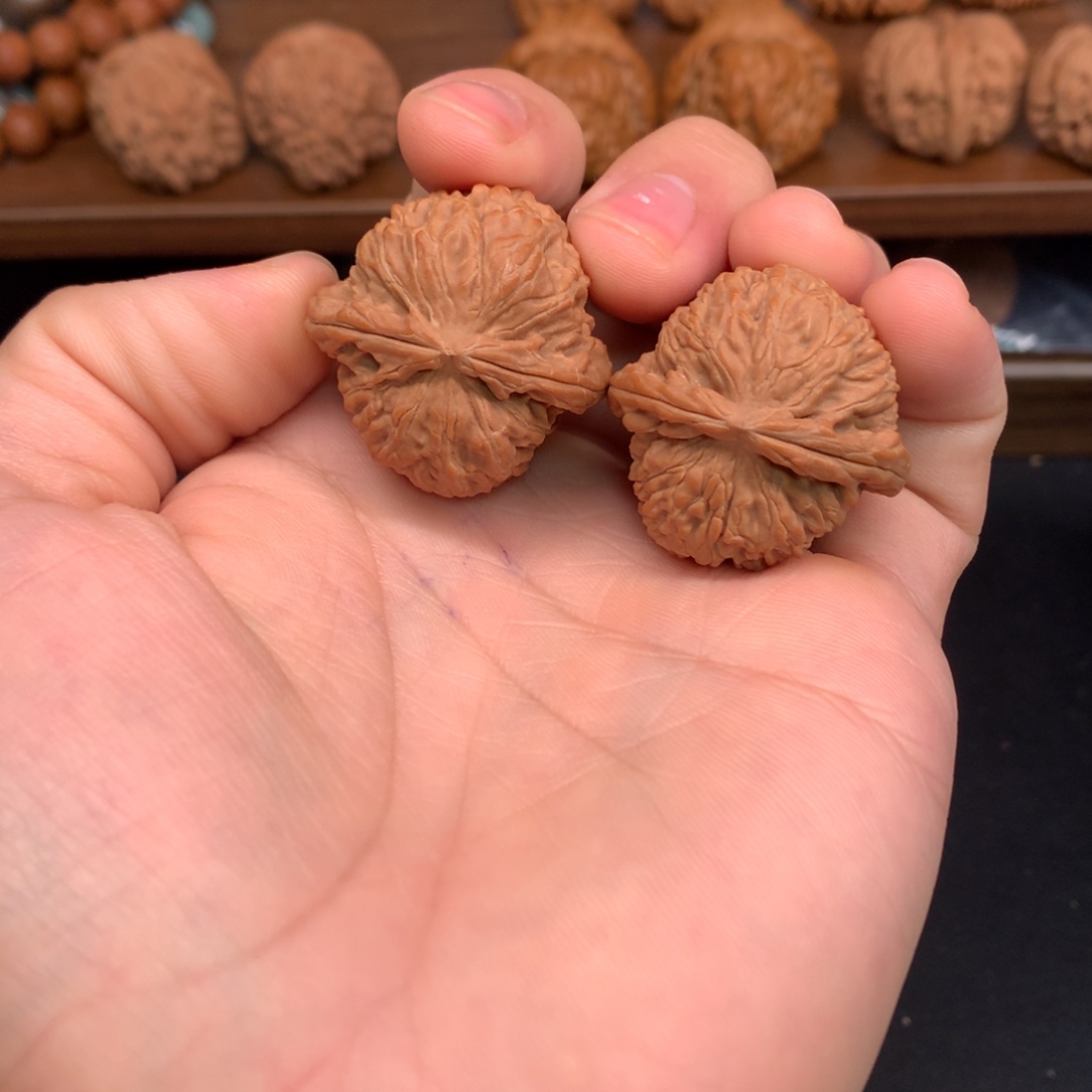 王***某文玩核桃手串33白狮子